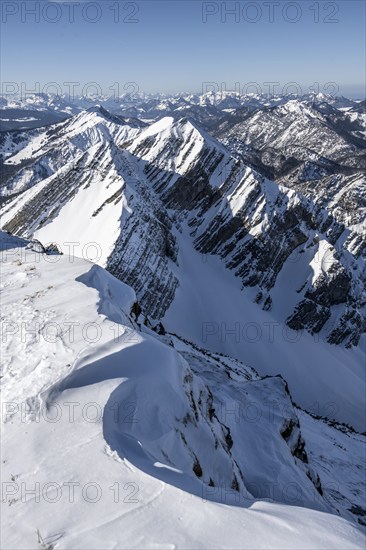 Berge im Winter, Blick auf Vorderlahner Kopf vom Sonntagshorn, Chiemgauer Alpen, Bayern, Deutschland