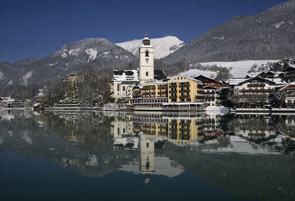 Winter landscape, Hotel Weisses Rössl, Sankt Wolfgang am Wolfgangsee with Schafberg, Salzkammergut, Land Salzburg, Austria, Europe