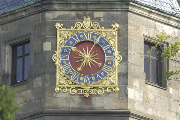 Golden clock at the Liebieghaus built 1896, golden, Museumsufer, Schaumainkai, Sachsenhausen, Main, Frankfurt, Hesse, Germany, Europe