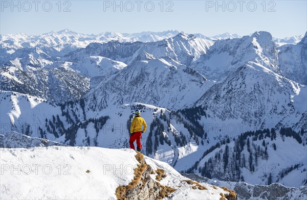 Ski tourers in front of snow-covered mountain peaks, mountain panorama, summit of Schafreuter, Karwendel, Tyrol, Austria, Europe