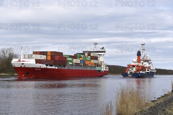 Research vessel Meteor and container ship Ruth in the Kiel Canal, Kiel Canal, Schleswig-Holstein, Germany, Europe