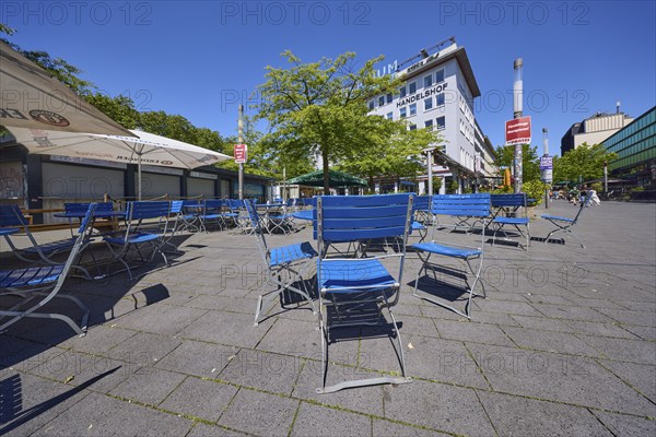 Outdoor area of a restaurant with chairs and parasols in the pedestrian zone Kortumstrasse, party mile Bermudadreieck in Bochum, Ruhr area, independent city, North Rhine-Westphalia, Germany, Europe