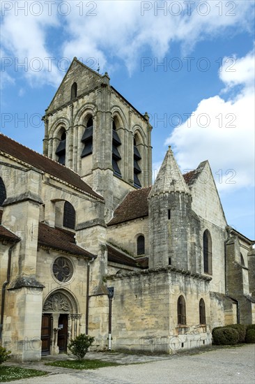 Auvers-sur-Oise. Notre-Dame-de-l'Assomption church painted by Vincent Van Gogh. Val-d'Oise department. Ile-de-France. France. Europe