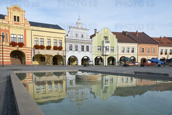 Colourful house facades with reflection in the water basin, sunny Bohemian market atmosphere, market square, Melnik, Melnick, Central Bohemia, Czech Republic, Europe