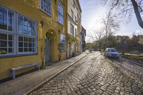 Street An der Obertrave, cobblestone pavement, historic buildings, backlight and sidelight of the sun, Old Town, Hanseatic City of Lübeck, independent city, Schleswig-Holstein, Germany, Europe