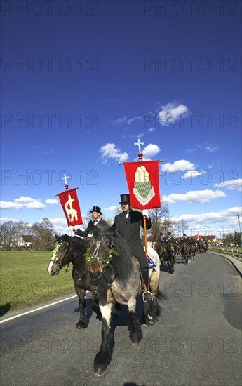 Every year at Easter there are about 5 processions in Lusatia, each with about 200 riders. The Catholic Church continues old Sorbian rites here. Thousands of spectators watch the impressive cavalcades