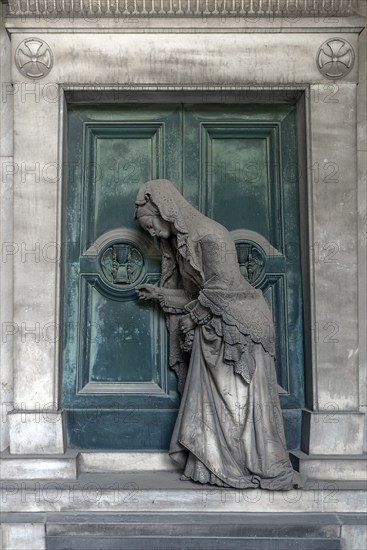 Sculpture of an old woman at a door with an hourglass, Monumental Cemetery, Cimitero monumentale di Staglieno), Genoa, Italy, Europe