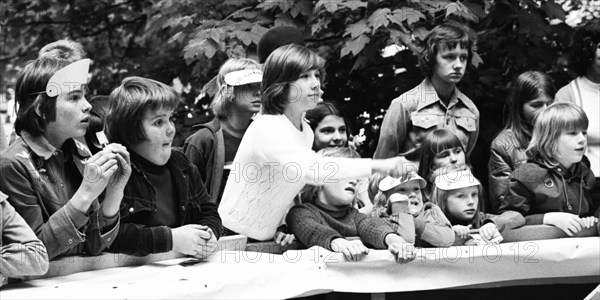 The children's parties of the Young Pioneers (JP) of the children's organisation of the DKP, modelled on the GDR, were intended to offer children entertainment during the holidays through sack races, egg races and all kinds of games and to give their parents ideas here on 31 May 1975 in Wuppertal, Cologne and Krefeld, Germany, Europe