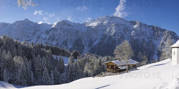 Winter landscape, Gerstruben, a former mountain farming village in the Dietersbach valley near Oberstdorf, with the Himmelschrofen mountain range behind, Allgäu Alps, Allgäu, Bavaria, Germany, Europe