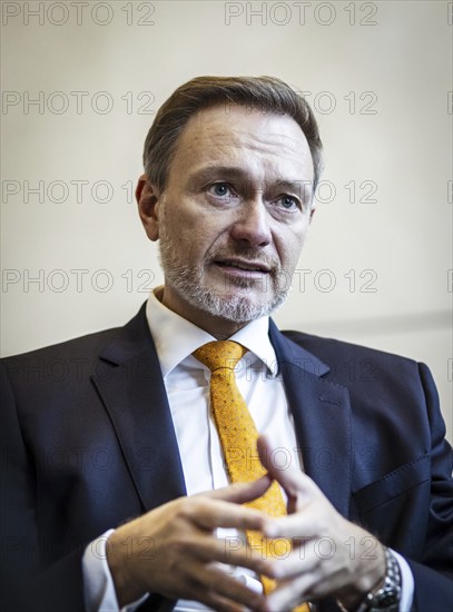 Christian Lindner (FDP), Bundesminister der Finanzen, aufgenommen waehrend eines Interviews im Abgeordnetenrestaurant des Reichstags