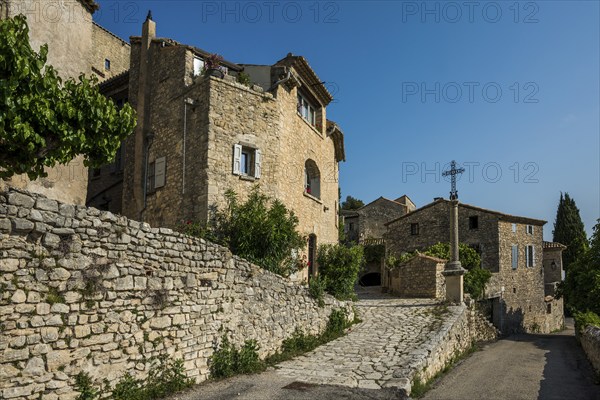 Medieval mountain village, Crestet, Vaucluse department, Provence, Provence-Alpes-Côte dAzur, France, Europe