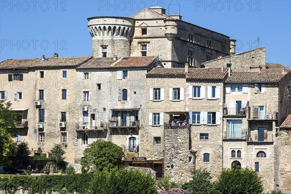 Old town with Renaissance castle, Gordes, Vaucluse, Provence-Alpes-Cote dAzur, Provence, South France, France, Europe
