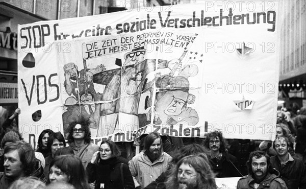 Students, mostly from universities in North Rhine-Westphalia, demonstrated through Bonn city centre for more education subsidies (Bafoeg) and wages and against inflation on 5.12.1974, Germany, Europe
