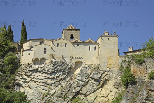 Mountain village, rocks, rock face and houses, cliff, Vaison-la-Romaine, Vaucluse, Provence, France, Europe