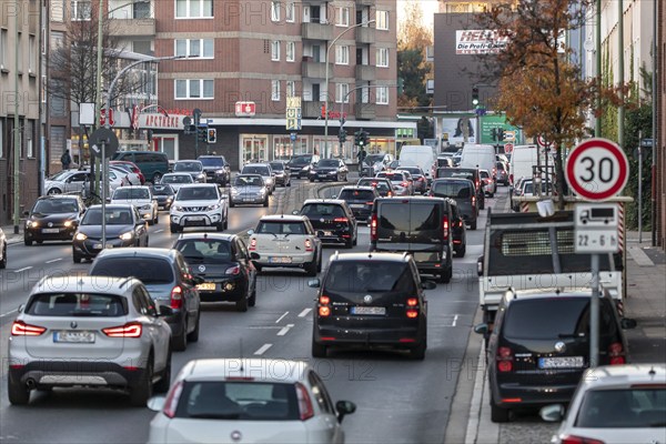Gladbecker Straße in Essen, B224, inner-city street in Essen heavily polluted by air pollution, part of a possible diesel driving ban zone in Essen, Essen, North Rhine-Westphalia, Germany, Europe
