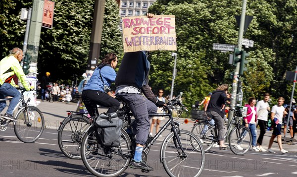 Cycling and environmental organisations demonstrate against transport policy. The bicycle demonstration demands the expansion of more cycle paths in Berlin, 02.07.2023