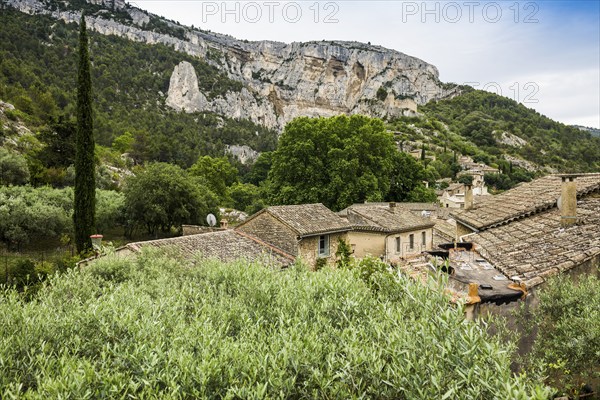 Medieval village in the mountains, Fontaine-de-Vaucluse, Département Vaucluse, Provence, Provence-Alpes-Côte d'Azur, France, Europe