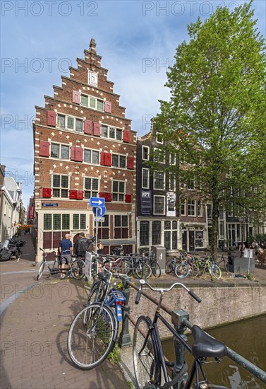 Bridge over Oudezijds Voorburgwal canal with Het Wapen van Riga merchant's house, Amsterdam, Netherlands