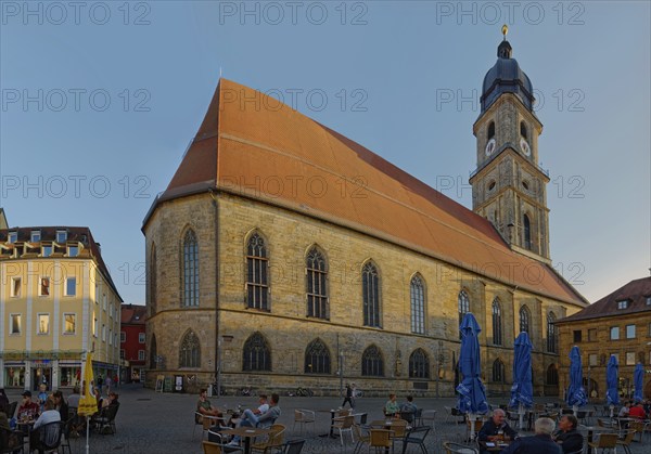 Lively market square with cafés and St Martin's Basilica in the evening light, Amberg, Upper Palatinate, Bavaria, Germany, Europe
