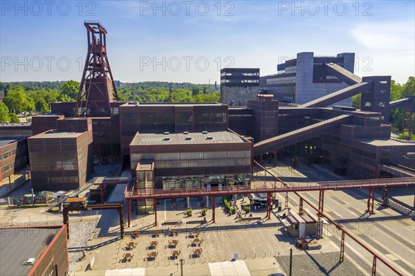 Zollverein Coal Mine Industrial Complex World Heritage Site, double headframe of shaft XII and coal washing plant with the Ruhr Museum, Ruhr area, North Rhine-Westphalia, Germany, Europe