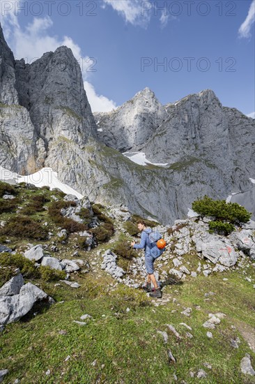 Mountaineers on a hiking trail, descent from the Maukspitze, rocky mountain peaks with Maukspitze in the background, Wilder Kaiser, Kaiser Mountains, Tyrol, Austria, Europe