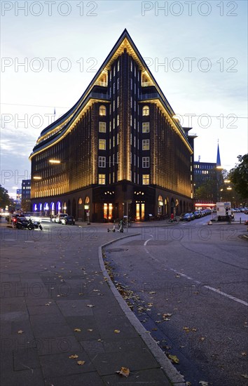Europe, Germany, Hamburg, City, Kontorhausviertel, Chilehaus, clinker brick facade, built 1922 to 1924 by Fritz Höger, World Heritage Site, twilight, gable end, Europe