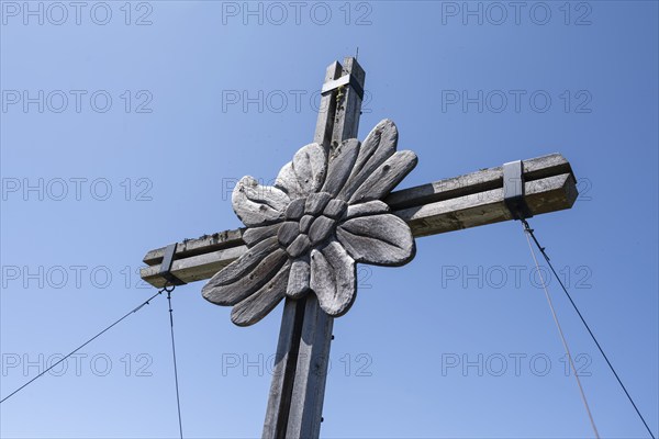 Summit cross on the summit of the Hochunnütz, Unnütz crossing, Brandenberg Alps, Tyrol, Austria, Europe