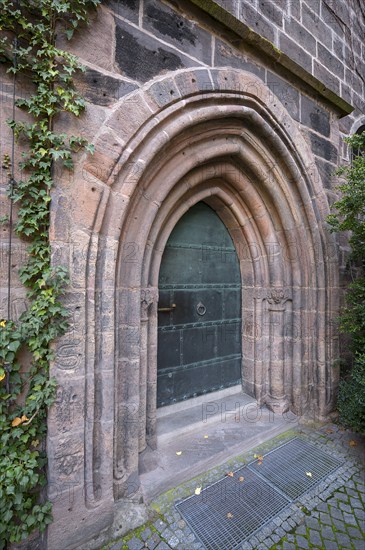 Pointed arched, stepped entrance portal, west entrance to St Klara Church, Königstraße 66, Nuremberg, Middle Franconia, Bavaria, Germany, Europe