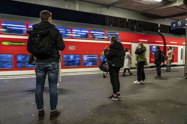 Train station, regional express train on platform, passengers, Essen, North Rhine-Westphalia, Germany, Europe
