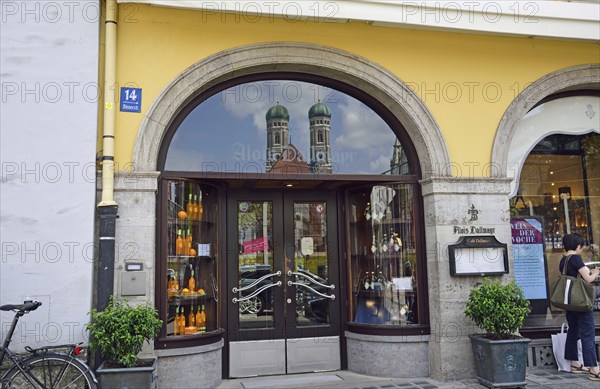 Europe, Germany, Bavaria, Munich, Dallmayr, delicatessen and coffee, fine shop in Dienerstraße, entrance portal, reflection of the Church of Our Lady, Europe