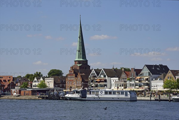 Europe, Germany, Schleswig Holstein, Baltic Sea, Lübeck-Travemünde, Trave, View to Vorderreihe and city, Europe
