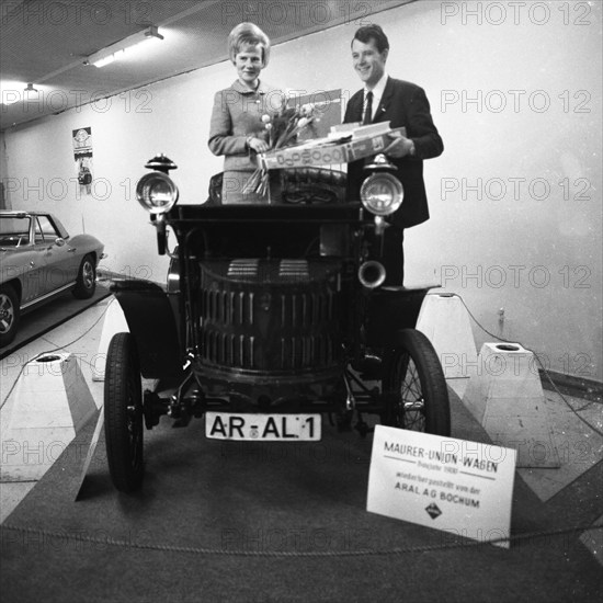 DEU, Germany, Dortmund: Personalities from politics, business and culture from the 50s Dortmund.Hist. vehicles of all types in an exhibition ca. 1965, Europe
