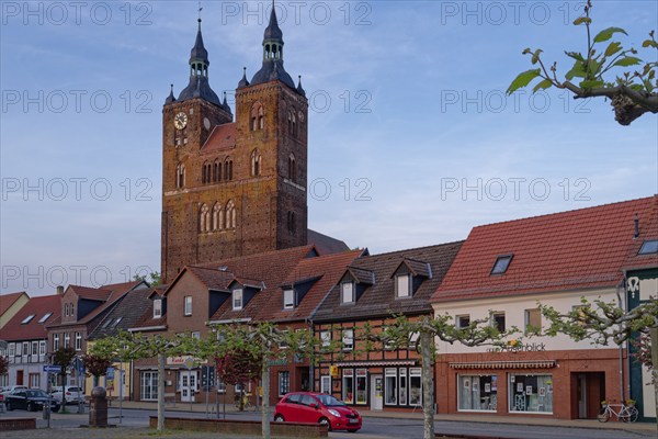 The Große Brüderstraße with half-timbered houses and the Petrikirche church in the town centre of Seehausen in der Altmark. Hanseatic town of Seehausen, Saxony-Anhalt, Germany, Europe
