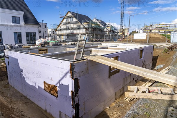 New-build neighbourhood, around 140 detached and semi-detached houses under construction in the south of Duisburg, various developers, shells, construction work, basement, North Rhine-Westphalia, Germany, Europe