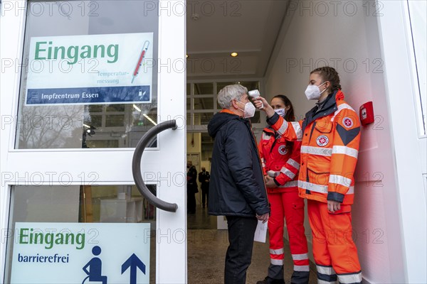 Entrance area with fever measurement, test run in the vaccination centre for the corona vaccinations, in a hall of Messe Essen, by the city, the fire brigade and various aid organisations, 12 vaccination lines for a daily vaccination of up to 2400 people, operated by the North Rhine-Westphalia Association of Statutory Health Insurance Physicians