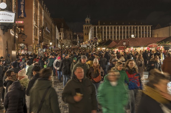 Visitors at the Christkindlesmarkt, Nuremberg, Central Franconia, Bavaria, Germany, Europe