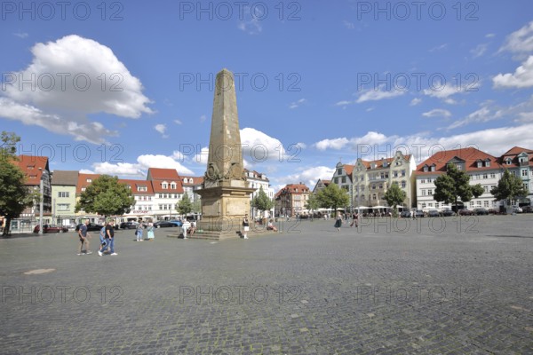 Cathedral square with Erthal obelisk built in 1777, monument with column, people, houses, cathedral square, Erfurt, Thuringia, Germany, Europe