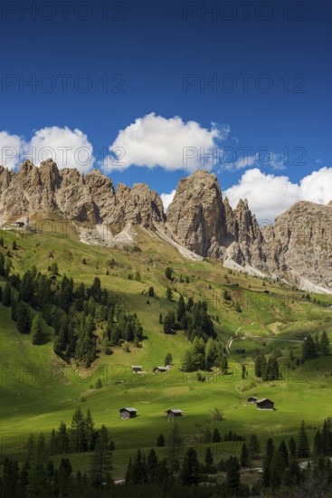 Huts on the Gardena Pass, Passo Gardena, Puez-Geisler nature park Park, Dolomites, Selva di Val Gardena, South Tyrol, Trentino-Alto Adige, Italy, Europe