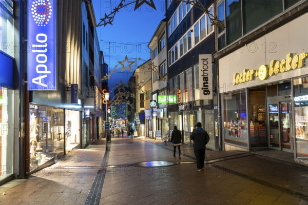 Christmas lockdown in the Corona crisis, empty shopping street, closed shops, hardly any passers-by, Limbecker Straße, Essen, North Rhine-Westphalia, Germany, Europe