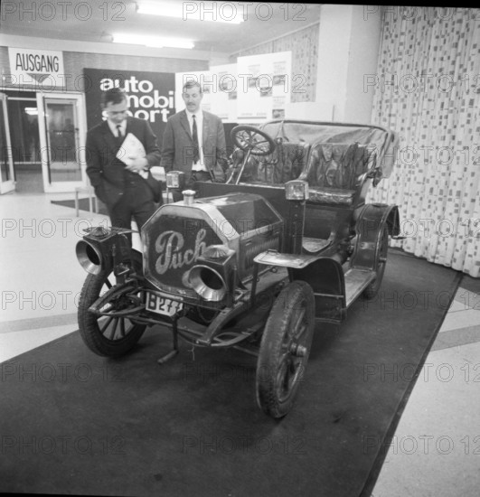 DEU, Germany, Dortmund: Personalities from politics, business and culture from the 50s Dortmund.Hist. vehicles of all types in an exhibition ca. 1965, Europe