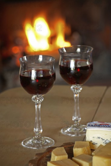 Red wine in glasses, nutrition, food, alcohol, food culture, open fire, romance, cheese platter, Hamburg, Hamburg, Federal Republic of Germany
