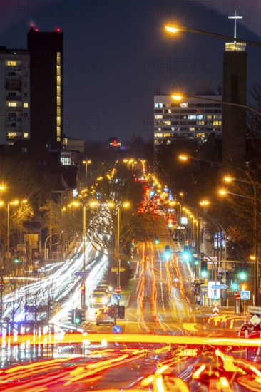 Evening city centre traffic, rush hour, Alfredstraße, B224, in Essen, Germany, Europe