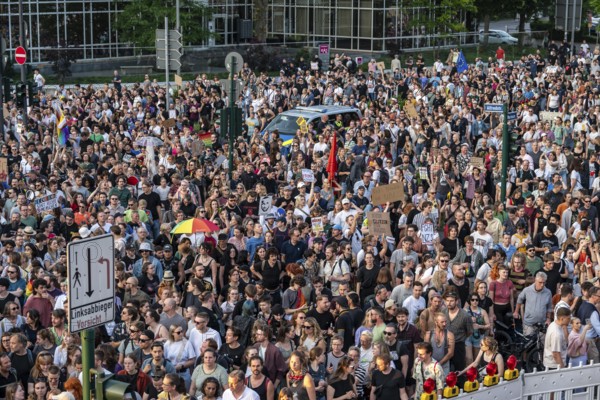Demo against the AFD party conference in the Grugahalle in Essen, over 5000 participants came to Essen for a rave demo, Bass gegen Hass, which led to the Grugahalle, North Rhine-Westphalia, Germany, Europe