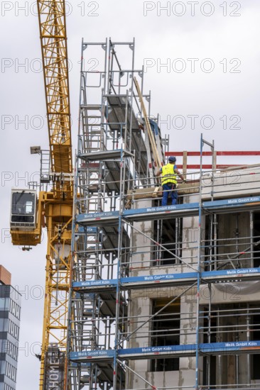 Large construction site, in Düsseldorf, construction of condominiums, shell construction, scaffolding, North Rhine-Westphalia, Germany, Europe