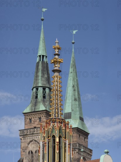 Spire of the Beautiful Fountain, behind the towers of St Sebald's Church, Main Market Square, Nuremberg, Middle Franconia, Bavaria, Germany, Europe