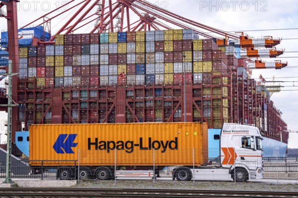 Port of Hamburg, Waltershofer Hafen, container ships, lorries bring and collect freight containers to and from HHLA Container Terminal Burchardkai, Hamburg, Germany, Europe