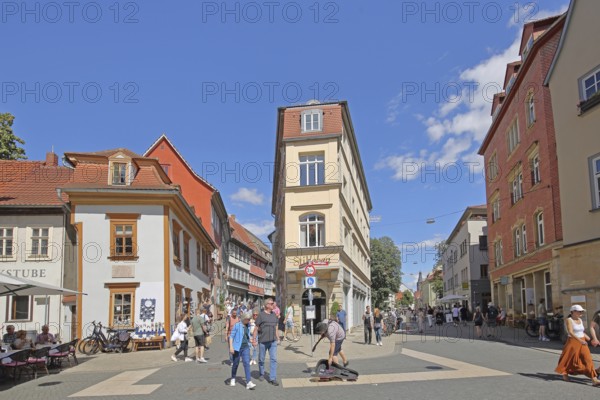 Pedestrian zone with Krämerbrücke and Rathausbrücke at Benediktsplatz, pedestrians, houses, narrow, Erfurt, Thuringia, Germany, Europe