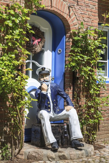 House entrance, door, traditional Frisian house, summer, Nieblum, North Sea island Föhr, Schleswig-Holstein, Germany, Europe