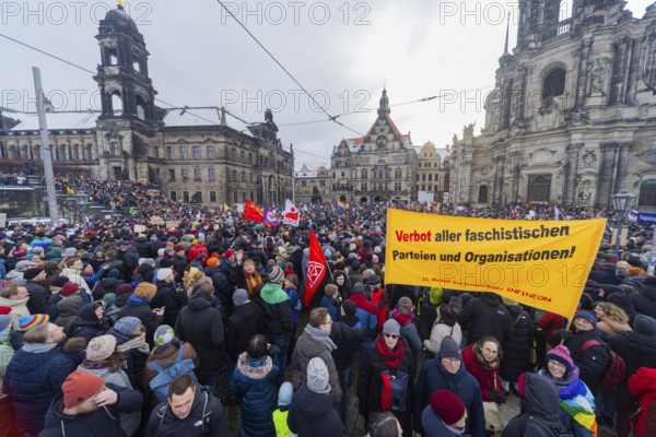 Several thousand people protested on Sunday in Dresden and elsewhere, against the AfD and in favour of democracy. Similar demonstrations have been taking place in many German cities for days. Between 25, 000 and 40, 000 participants were estimated. The Schlossplatz is filled with a crowd, Dresden, Saxony, Germany, Europe