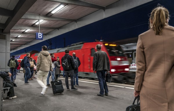 Train station, regional express train on platform, passengers, Essen, North Rhine-Westphalia, Germany, Europe